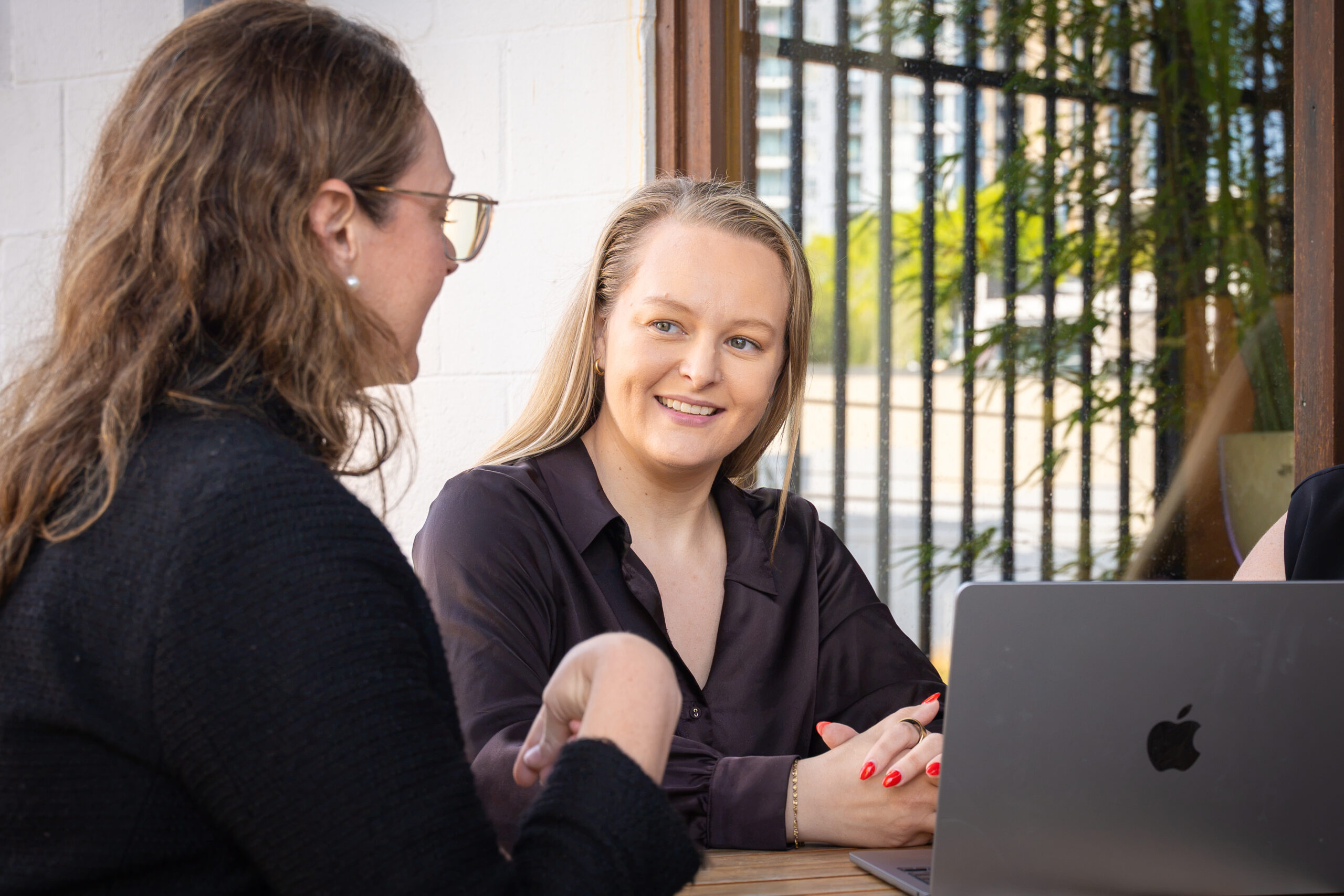 Paraìba Marketing team working on a laptop together