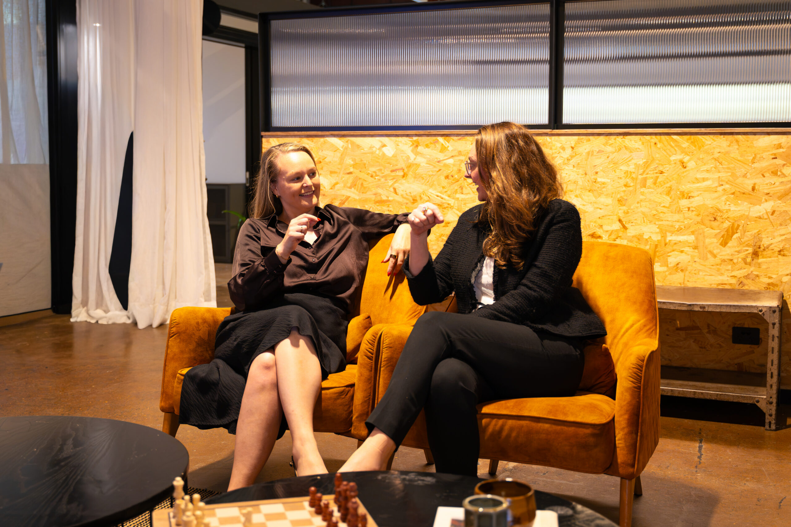 Paraìba Marketing founders talking through a plan
